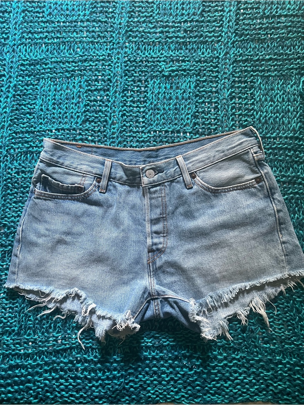Levi’s 501 Button Fly Blue Denim Frayed Hem Women’s Jean Shorts W29.